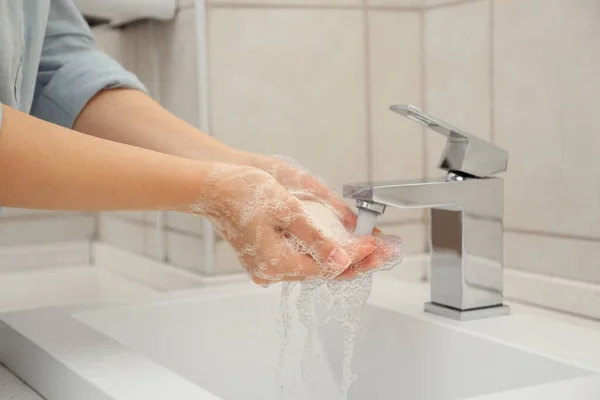 Mujer Lavándose Las Manos Con Jabón Antiséptico Baño Primer Plano — Foto de Stock