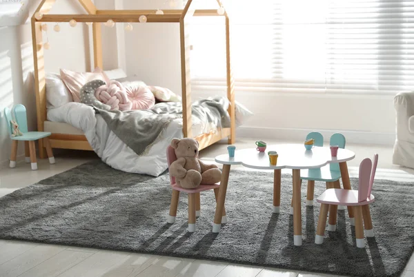 Pequeña Mesa Sillas Con Orejas Conejo Interior Del Dormitorio Los —  Fotos de Stock