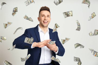 Açık gri arka plana Amerikan doları atan adam