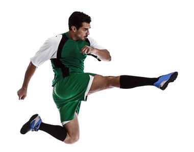 Genç adam beyaz arka planda futbol oynuyor.