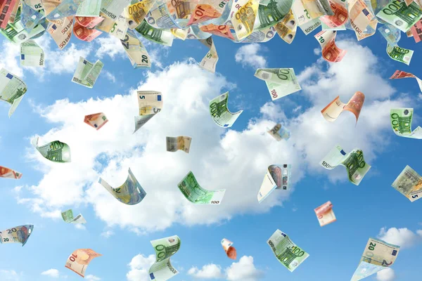 Düşen Avro Banknotları Arka Planda Mavi Gökyüzü Para Yağmuru — Stok fotoğraf