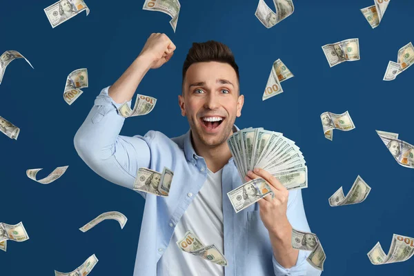 Άνθρωπος Αμερικανικά Δολάρια Κάτω Από Βροχή Χρημάτων Μπλε Φόντο — Φωτογραφία Αρχείου