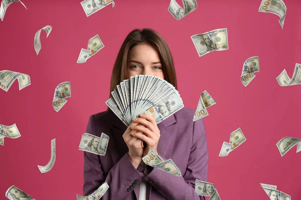 Frau Mit Amerikanischen Dollars Unter Geldregen Auf Farbigem Hintergrund — Stockfoto