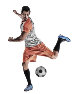 Genç adam beyaz arka planda futbol oynuyor.