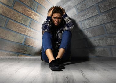 Klostrofobi. Stresli kadın kendini kapalı alanda hissediyor 