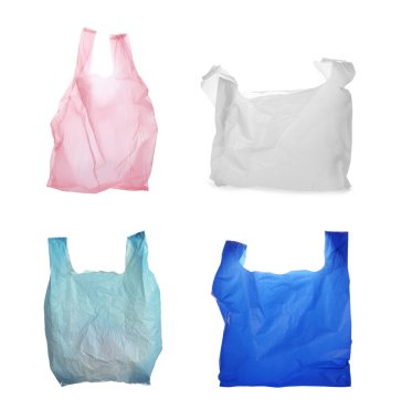 Beyaz arka planda tek kullanımlık plastik poşetler. Atık yönetimi ve geri dönüşüm
