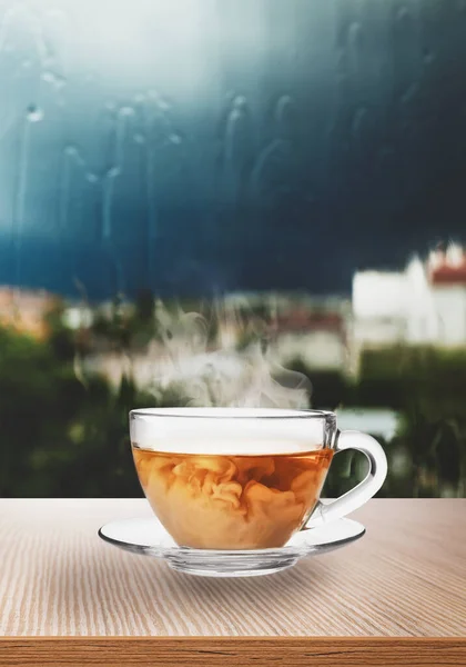 Üvegpohár Forró Fekete Tea Tej Közelében Ablak Esős Napon — Stock Fotó