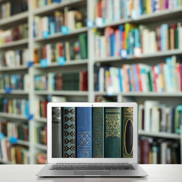 Concepto Biblioteca Digital Ordenador Portátil Moderno Mesa Interiores — Foto de Stock