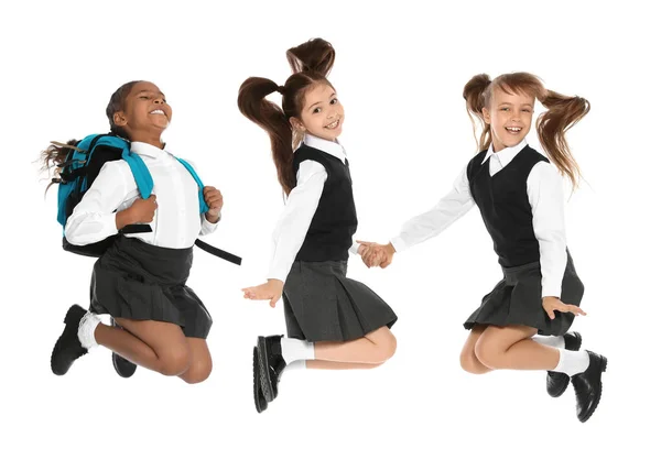 学校の制服を着た子供たちが白い背景を飛び越える — ストック写真