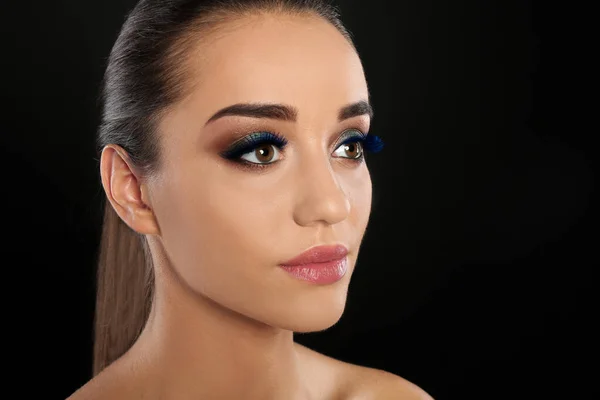 Porträtt Ung Kvinna Med Färg Ögonfransar Och Vacker Makeup Svart — Stockfoto