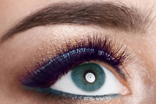 Ung Kvinna Med Färg Ögonfransar Och Vacker Makeup Närbild — Stockfoto