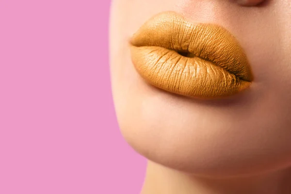 Vrouw Met Gouden Lippenstift Roze Achtergrond Close — Stockfoto