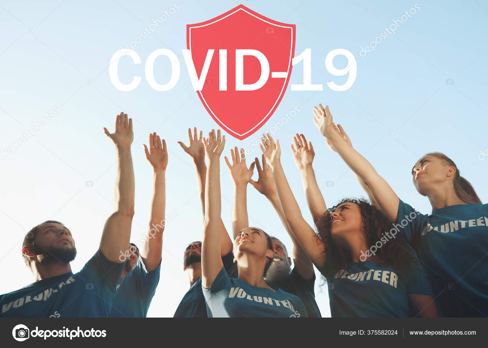 Covid 19発生時に協力するボランティア 屋外で手を上げる人々のグループ シールドイラスト ストック写真 C Liudmilachernetska Gmail Com 375582024