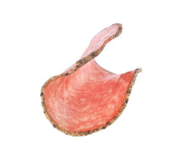 Beyaz üzerine izole edilmiş lezzetli füme sosis dilimi.