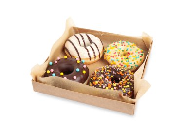 Karton kutuda, beyaz üzerine izole edilmiş lezzetli jöleli çörekler.