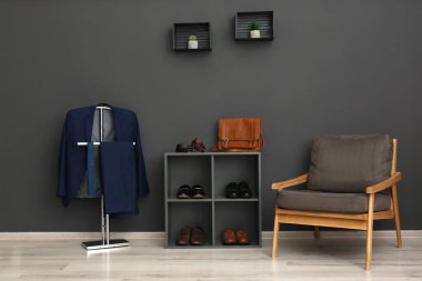 Koridorun içinde şık mobilyalar, kıyafetler ve aksesuarlar var.