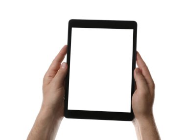 Beyaz arka planda boş ekranlı tablet bilgisayarı tutan adam, yakın plan. Modern aygıt
