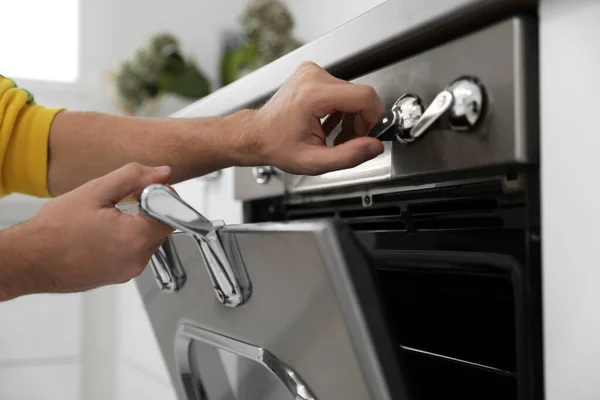 Homem Usando Forno Moderno Cozinha Close — Fotografia de Stock