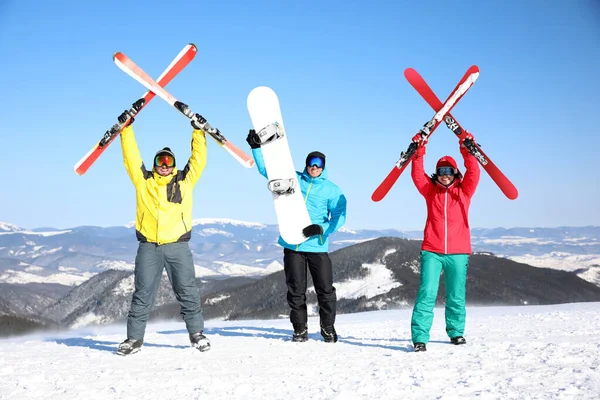 スキー場で装備を持つ友人 冬休み — ストック写真