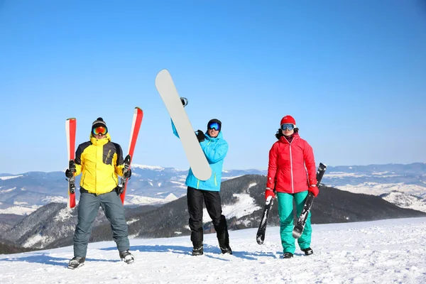 Vänner Med Utrustning Skidanläggningen Vintersemester — Stockfoto