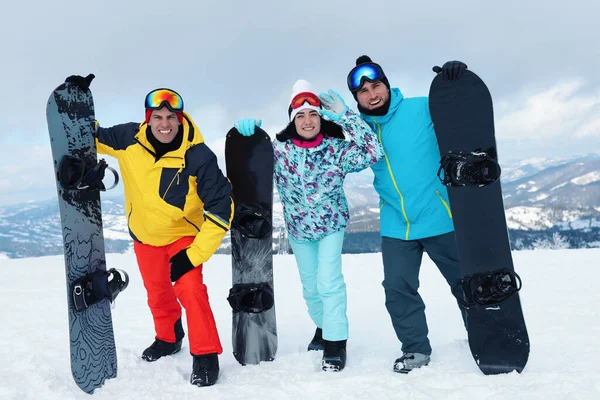 一群朋友带着装备在雪山中 — 图库照片