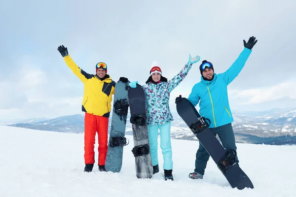 一群朋友带着装备在雪山中 — 图库照片