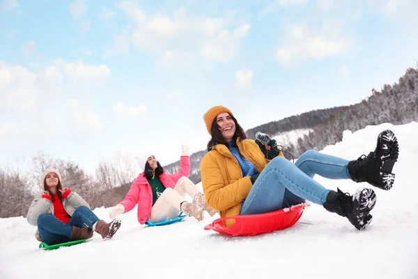 Grupa Przyjaciół Bawiących Się Zjeżdżających Śniegu Zimowe Wakacje — Zdjęcie stockowe