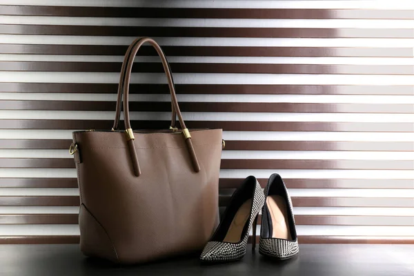 Elegante Bolso Mujer Zapatos Mesa Gris Oscuro — Foto de Stock