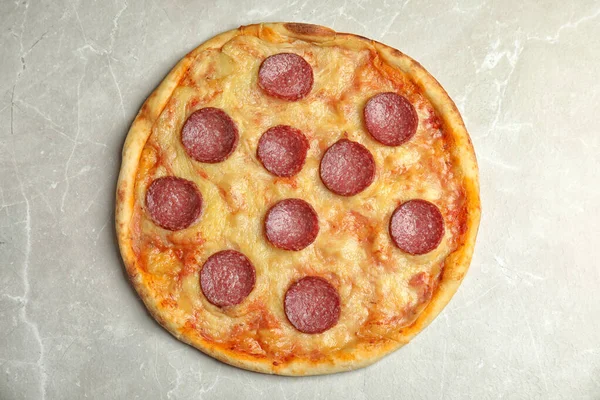 Gustosa Pizza Peperoncino Tavolo Marmo Grigio Chiaro Vista Dall Alto — Foto Stock