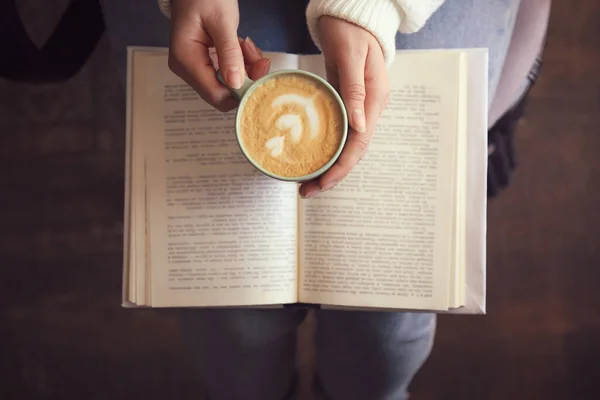 Kobieta Filiżanką Kawy Czytanie Książki Wewnątrz Widok Góry — Zdjęcie stockowe