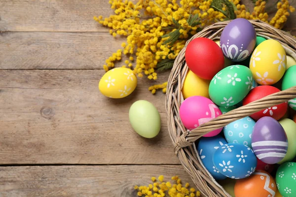 Renkli Paskalya Yumurtaları Ahşap Arka Planda Mimoza Çiçekleri Metin Için — Stok fotoğraf