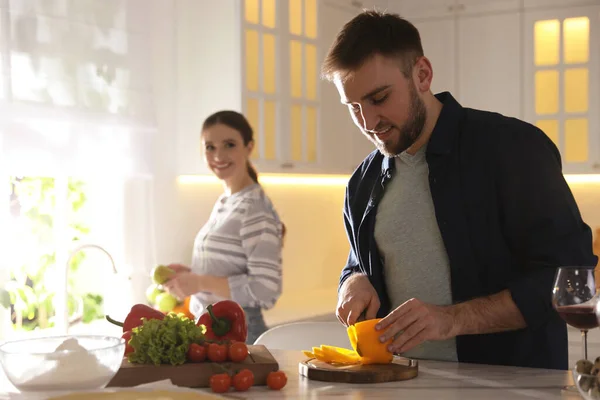 Genç Güzel Bir Çift Mutfakta Birlikte Yemek Pişiriyor — Stok fotoğraf