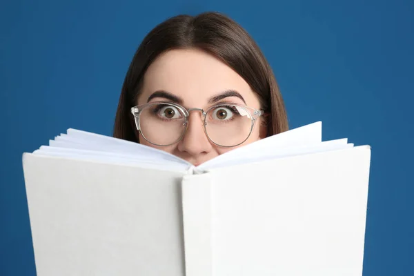 Jeune Femme Avec Livre Sur Fond Bleu — Photo