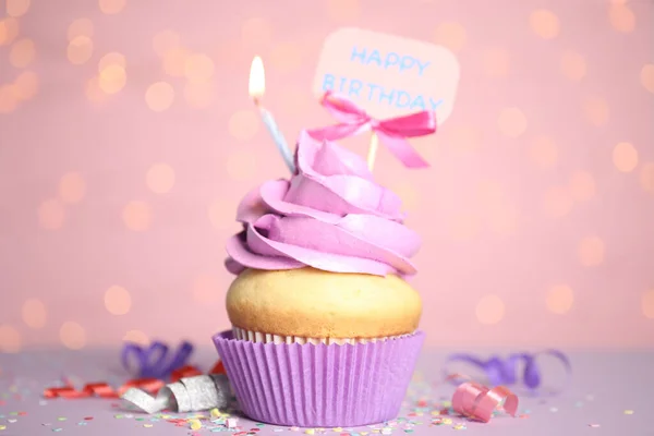 Bonito Cupcake Aniversário Streamers Confetes Contra Fundo Rosa Com Luzes — Fotografia de Stock