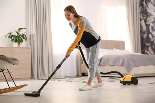 Mujer Joven Usando Aspiradora Casa — Foto de Stock