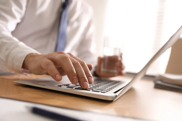 Homem Trabalhando Com Laptop Escritório Close Mão — Fotografia de Stock