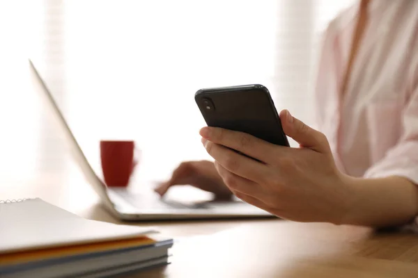 Donna Con Smartphone Laptop Tavola Chiuso Primo Piano — Foto Stock