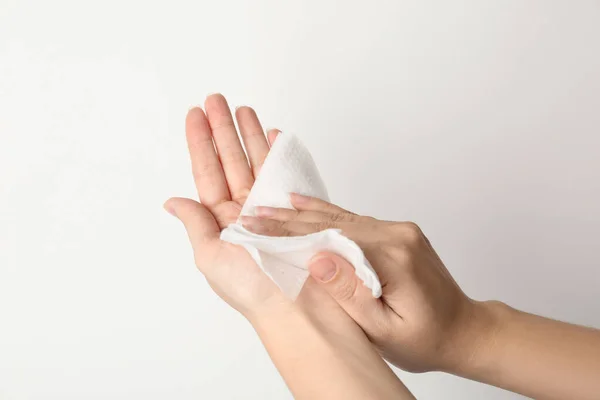 Mulher Mão Limpeza Com Toalhete Séptico Fundo Claro Close Prevenção — Fotografia de Stock