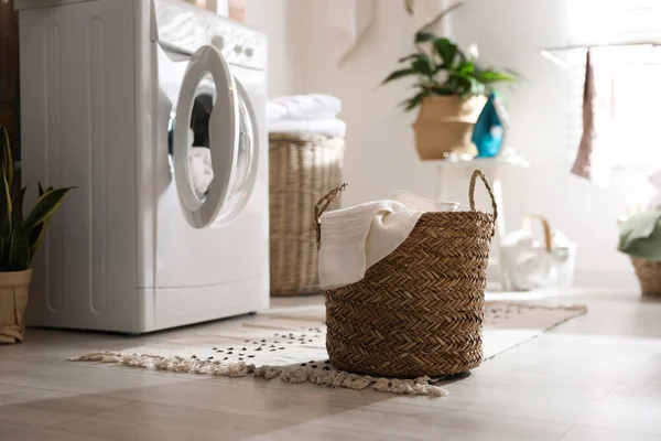 洗濯機の近くに洗濯機付きウィッカーバスケット室内 内装要素 — ストック写真
