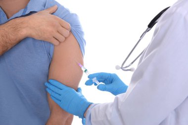 Doktor beyaz arka planda hastaya iğne yapıyor, yakın plan. Aşılama kavramı