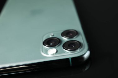 MYKOLAIV, UKRAINE - 12 Mart 2020: iPhone 11 Siyah zemin üzerinde Pro Midnight Green, yakın plan