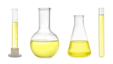 Beyaz zemin üzerinde sarı sıvı bulunan laboratuvar cam seti. Pankart tasarımı