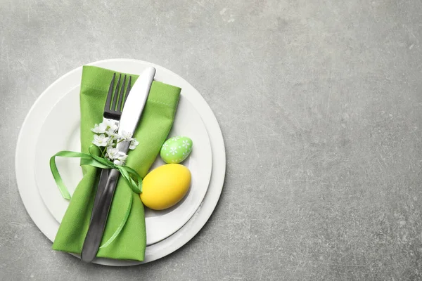 Ünnepi Húsvéti Asztal Beállítás Virágos Dekorációval Szürke Háttérrel Felülnézet Szöveg — Stock Fotó