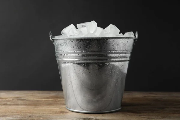 Metalen Emmer Met Ijsblokjes Houten Tafel — Stockfoto