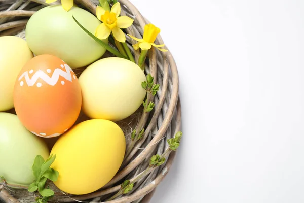Huevos Pascua Coloridos Nido Decorativo Sobre Fondo Blanco Vista Superior —  Fotos de Stock