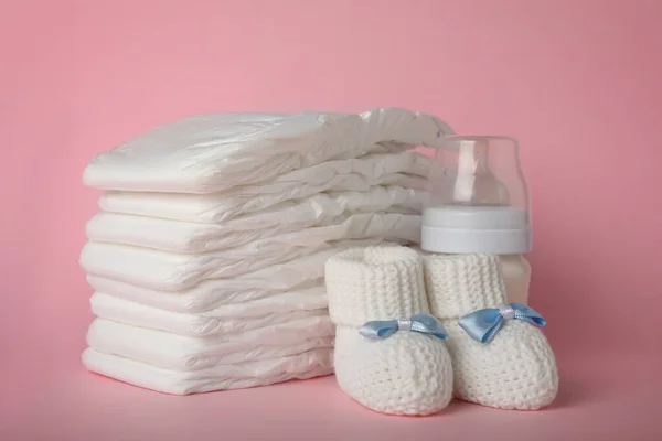 Pañales Accesorios Para Bebés Sobre Fondo Rosa — Foto de Stock