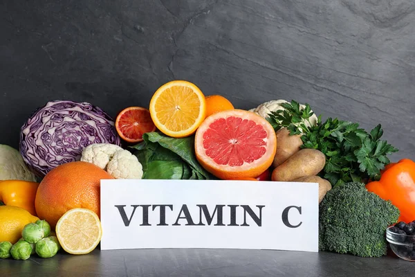 Verschiedene Produkte Und Karten Mit Der Aufschrift Vitamin Auf Schwarzem — Stockfoto