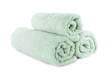 Yeni sarılmış hafif havlular beyazda izole edilmiş.