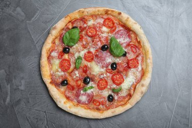 Lezzetli pizza Diablo gri masada, üst manzara