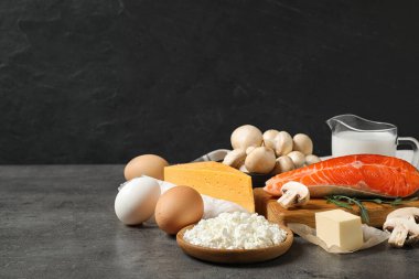 Gri masada D vitamini bakımından zengin taze ürünler.
